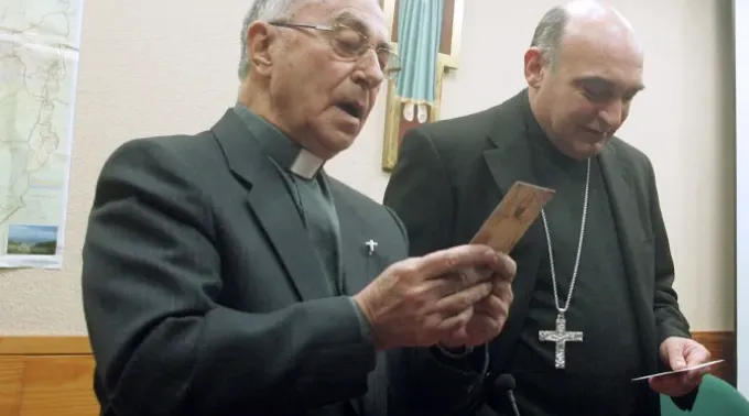 O padre Alexandre Alapont, com o arcebispo de Valencia, dom Enrique Benavent,quando era auxiliar em 2010. ?? 