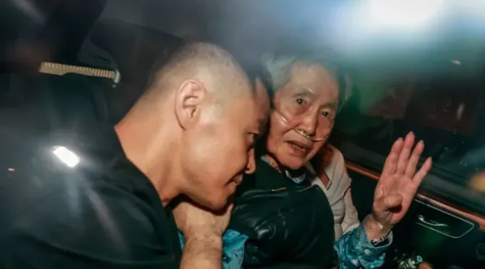 Kenji Fujimori e seu pai, o ex-presidente Alberto Fujimori, em um carro saindo da prisão. ?? 