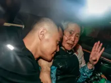 Kenji Fujimori e seu pai, o ex-presidente Alberto Fujimori, em um carro saindo da prisão.