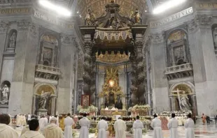 Altar-mor da basílica de São Pedro sob o baldaquino de Bernini