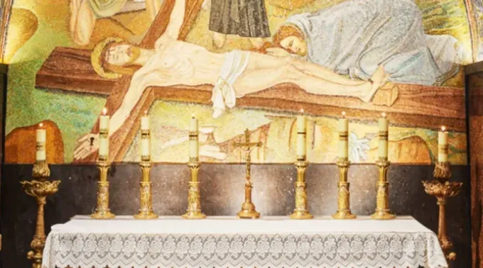 O altar católico no local do Calvário foi removido ?? 