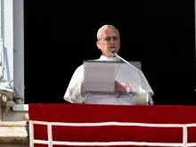 O papa Leão XIV prega durante a oração do Ângelus da janela do Palácio Apostólico