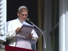 O papa Leão XIV prega durante o Ângelus da janela do palácio Apostólico, no Vaticano