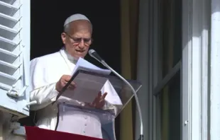 O papa Leão XIV prega durante o Ângelus da janela do palácio Apostólico, no Vaticano
