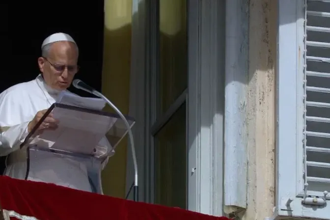 Não é ostentando os nossos méritos que nos salvamos, diz o papa