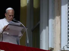 O papa reza o Ângelus