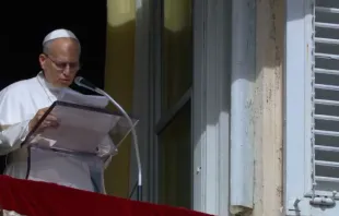 O papa reza o Ângelus