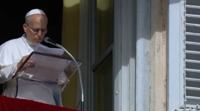 O papa reza o Ângelus ?? 