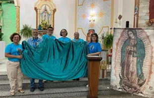 Fiéis seguram o manto de Nossa Senhora de Guadalupe.