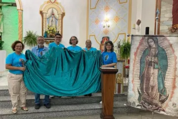Fiéis seguram o manto de Nossa Senhora de Guadalupe.