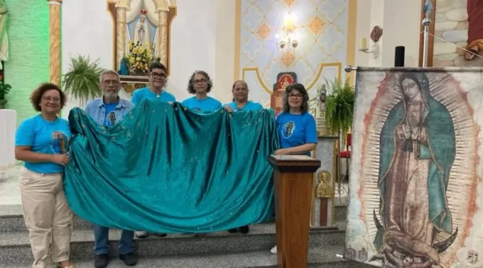 Fiéis seguram o manto de Nossa Senhora de Guadalupe. ?? 