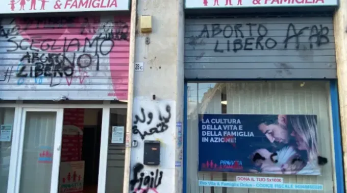 Imagem da sede da associação ProVita e Famiglia após o ataque de 25 de  novembro. ?? 