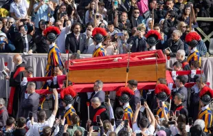 Caixão do papa Francisco atravessa a Praça de São Pedro a caminho da basílica de São Pedro hoje (23)