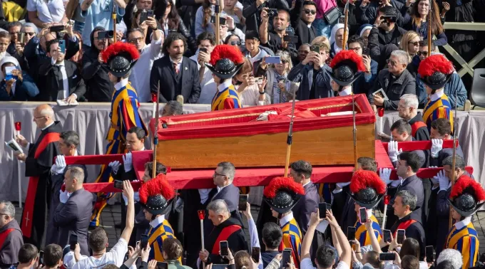 Caixão do papa Francisco atravessa a Praça de São Pedro a caminho da basílica de São Pedro hoje (23)