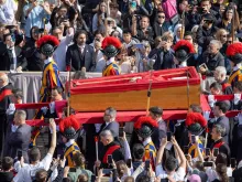 Caixão do papa Francisco atravessa a Praça de São Pedro a caminho da basílica de São Pedro hoje (23)