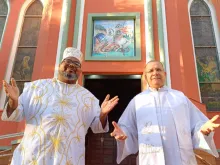 O babalorixá Ricardo de Oxum e o padre Sérgio Belmonte em frente à igreja de são Jorge, em Porto Alegre (RS)