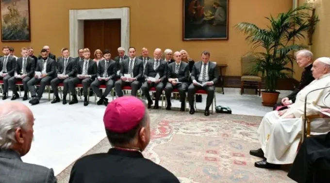 O Papa recebe em audiência os jogadores do Celtic Football Club. ?? 