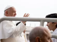 Papa Francisco saúda fiéis na Praça de São Pedro, no Vaticano.