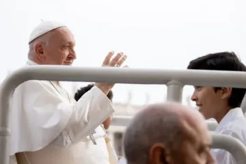 Papa Francisco saúda fiéis na Praça de São Pedro, no Vaticano.
