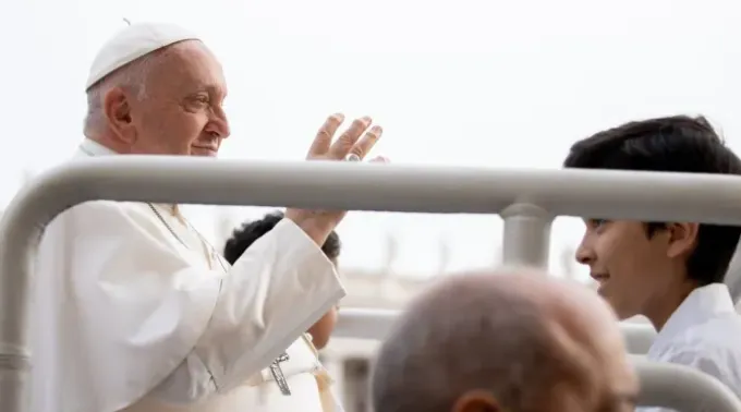 Papa Francisco saúda fiéis na Praça de São Pedro, no Vaticano. ?? 
