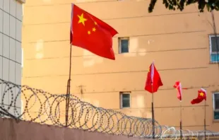 Bandeiras chinesas em um muro de arame em Kashgar, Kashi, Xinjiang, China.