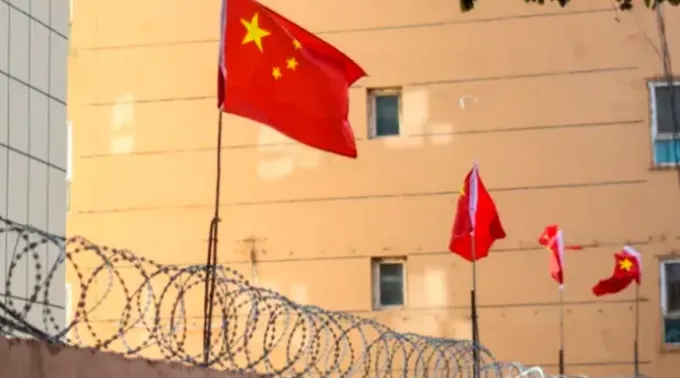 Bandeiras chinesas em um muro de arame em Kashgar, Kashi, Xinjiang, China. ?? 