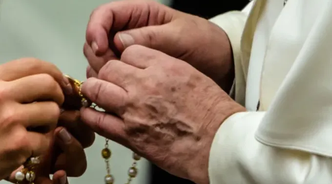 Cidade do Vaticano - 7 de agosto de 2019. O papa Francisco com um terço depois da audiência geral. ?? 