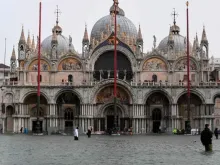 Imagem da Basílica de São Marcos em Veneza durante a época das cheias