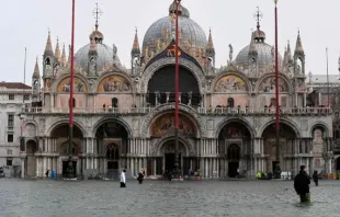 Imagem da Basílica de São Marcos em Veneza durante a época das cheias