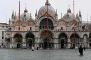 Imagem da Basílica de São Marcos em Veneza durante a época das cheias