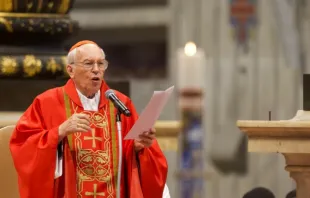 O cardeal Giovanni Battista Re celebra a missa de eleição do Pontífice antes do início do conclave.