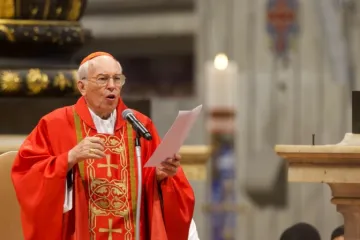 O cardeal Giovanni Battista Re celebra a missa de eleição do Pontífice antes do início do conclave.