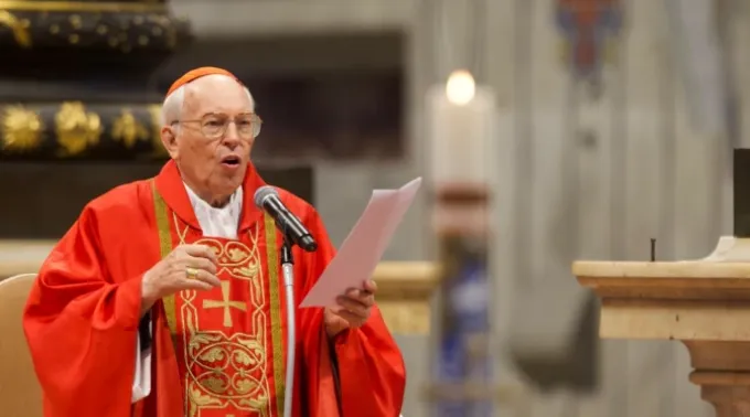 O cardeal Giovanni Battista Re celebra a missa de eleição do Pontífice antes do início do conclave. ?? 