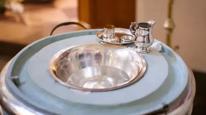 Foto ilustrativa de uma pia batismal. ?? 