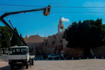 Trabalhadores retiram as luzes de Natal colocadas perto da Basílica da Natividade, em Belém.
