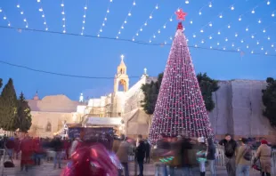 Pessoas se reúnem na Praça da Manjedoura, com uma árvore de Natal gigante, para celebrar a véspera de Natal de 2017
