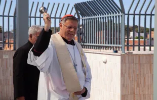 Cardeal Paulo Cezar Costa abençoando a Casa Berçário.