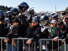 Motociclistas recebem a bênção do capacete no santuário de Fátima, Portugal