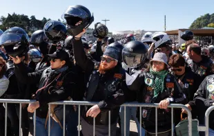 Motociclistas recebem a bênção do capacete no santuário de Fátima, Portugal