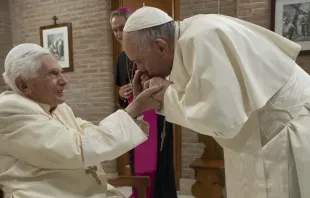 Papa Francisco saúda Bento XVI em um encontro em 28 de novembro de 2020