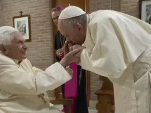 Papa Francisco saúda Bento XVI em um encontro em 28 de novembro de 2020