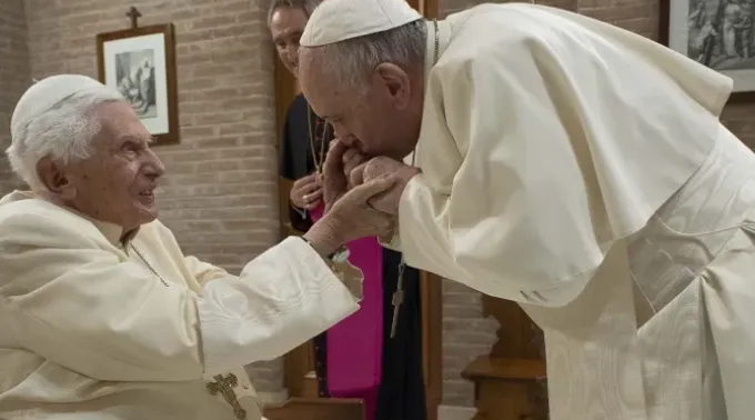 Papa Francisco saúda Bento XVI em um encontro em 28 de novembro de 2020
