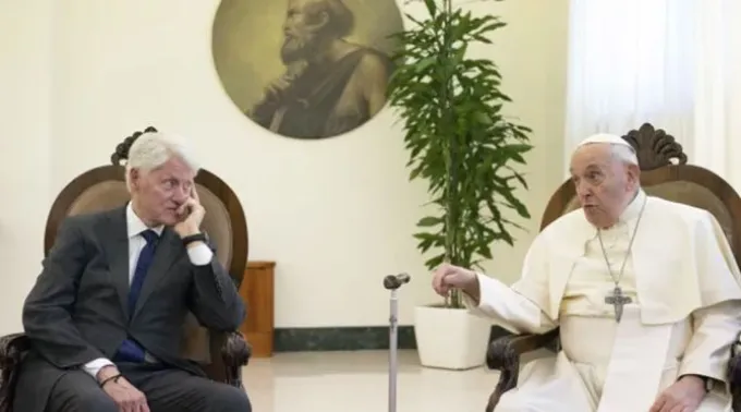 Bill Clinton e papa Francisco no Vaticano.