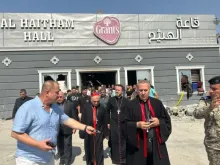 O patriarca dos caldeus de Bagdá, cardeal Louis Raphael Sako, visita o local da tragédia em Qaraqosh, no dia 27 de setembro de 2023.