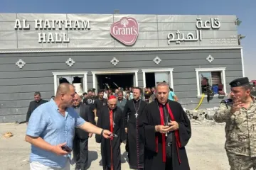 O patriarca dos caldeus de Bagdá, cardeal Louis Raphael Sako, visita o local da tragédia em Qaraqosh, no dia 27 de setembro de 2023.