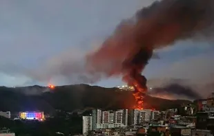 Incêndios em Caracas, Venezuela, depois que os EUA lançaram o que o presidente Donald Trump descreveu como um “ataque em grande escala” que incluiu a captura do presidente venezuelano Nicolás Maduro, em 3 de janeiro de 2026