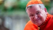 Cardeal Burke promove novena de nove meses em resposta aos “desafios de nosso tempo”