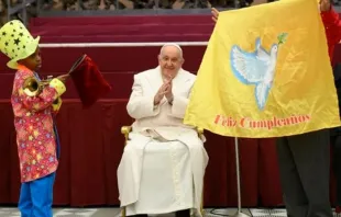 Papa Francisco celebrou hoje seu 87º aniversário com as crianças  na Sala Paulo VI.