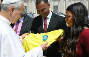 Cafu entrega camisa da Seleção Brasileira para o papa Leão XIV.