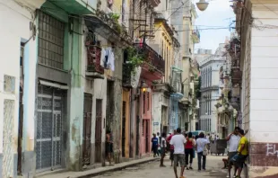 Cidadãos nas ruas de Havana, Cuba.